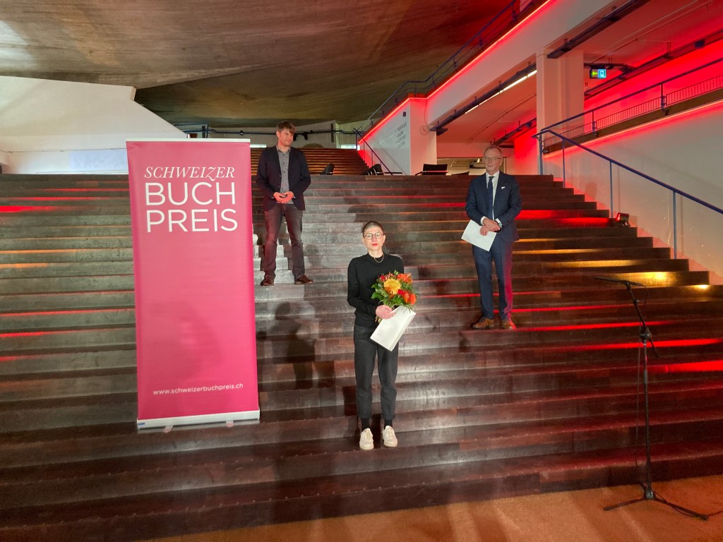 Preisverleihung ohne Publikum: Buchpreisträgerin Anna  Stern mit Jurysprecher Daniel Graf und  Hans Georg Signer, Präsident des Trägervereins des Basler Literaturhauses.